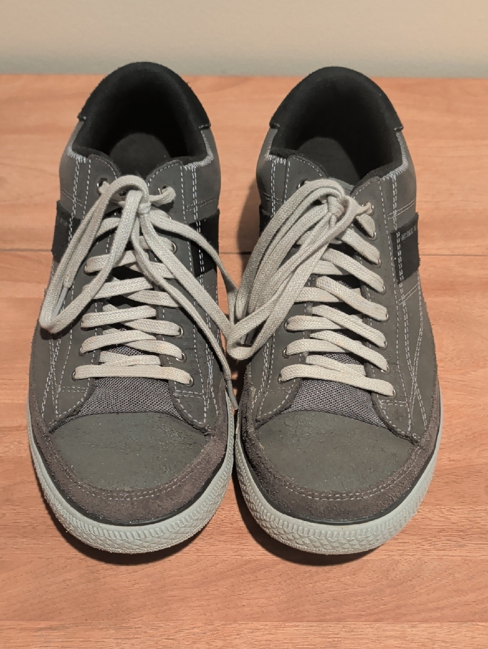 Skechers Men's Gray and Black Low-Top Sneakers